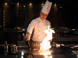 3 restaurants; breakfast, lunch, and dinner served