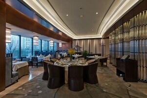 3 か所のレストラン : 朝食、ランチ、ディナーに営業