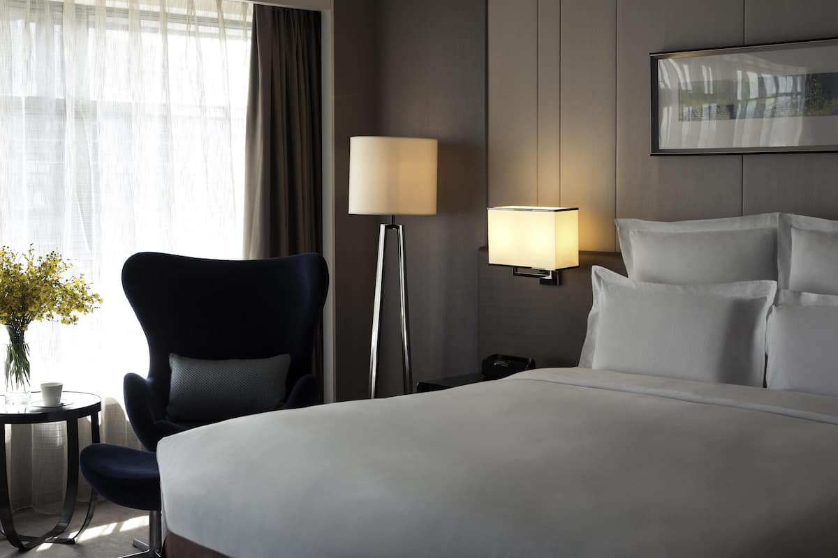Deluxe Room, 1 King Bed, Club Lounge Access (Executive, High Floor) | 1 bedroom, minibar, in-room safe, desk