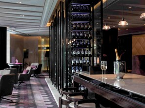 3 restaurants, breakfast, lunch, dinner served; international cuisine - Pullman Shanghai Xuhui (Shanghai)