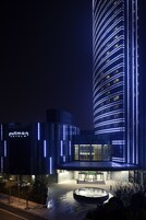 施設の正面 (日没後)