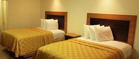 Escritorio, cortinas blackout y tabla de planchar con plancha