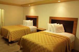 Escritorio, cortinas blackout y tabla de planchar con plancha 