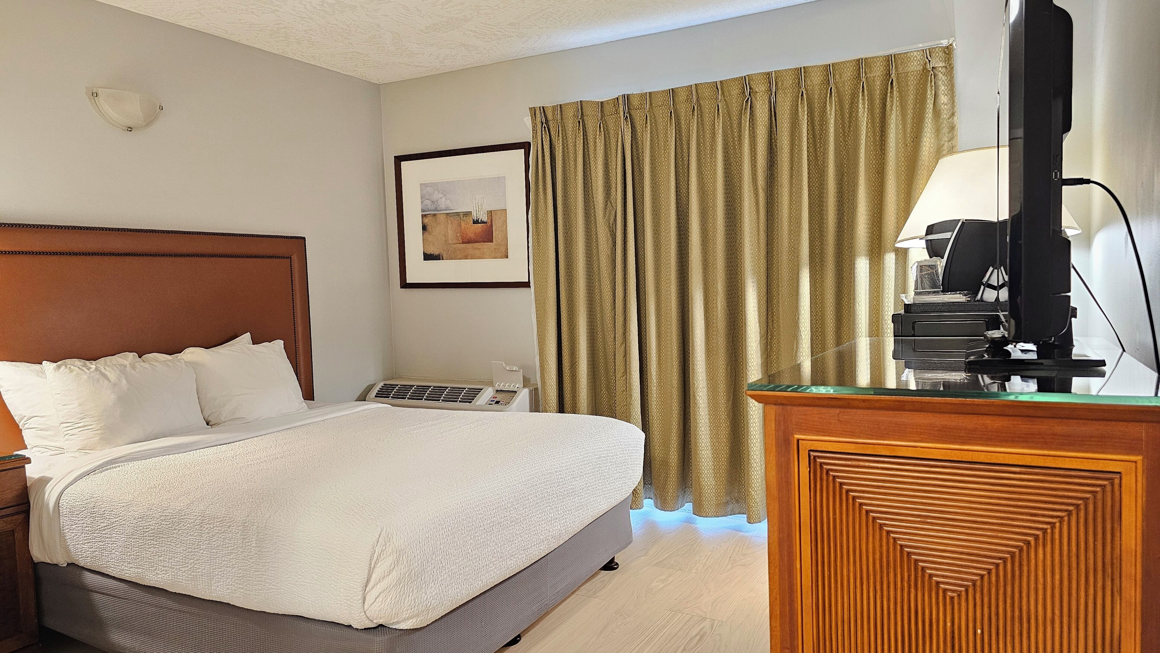 Standard Queen Room with Disability Access | Ropa de cama de alta calidad y escritorio 