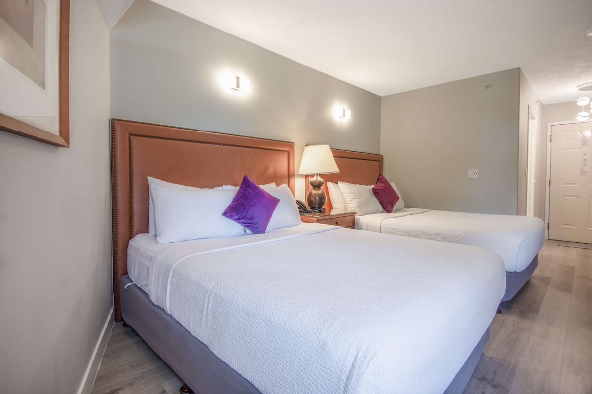 Habitación, 2 camas Queen size (Coast Two Queens) | Ropa de cama de alta calidad y escritorio