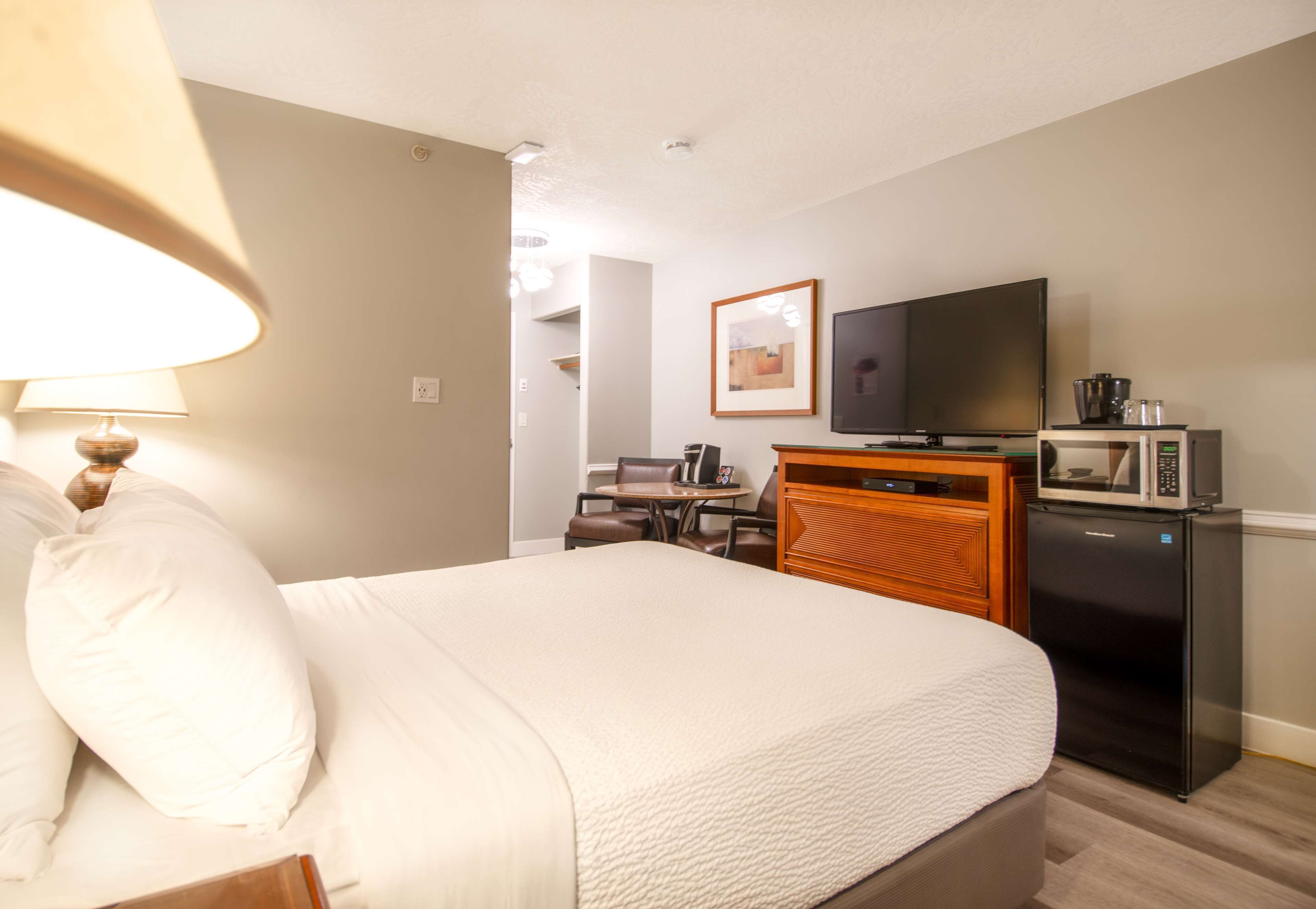 Standard Queen Room with Disability Access (Coast Accessible Queen) | Premium bedding, desk, laptop workspace, blackout drapes