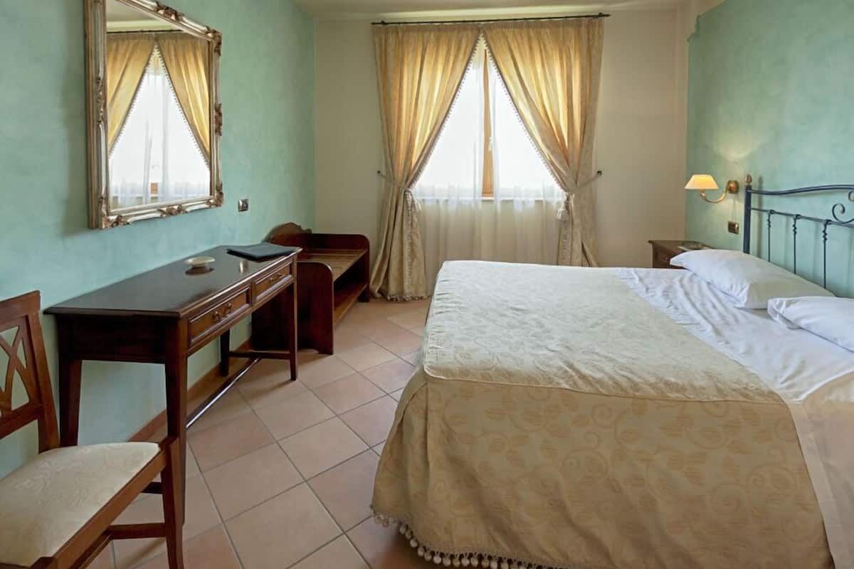 double room | minibar, in-room safe, desk, soundproofing