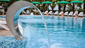 Kauden mukainen ulkouima-allas, aurinkovarjoja, aurinkotuoleja