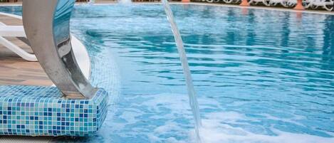 Piscine extérieure (ouverte en saison), parasols de plage