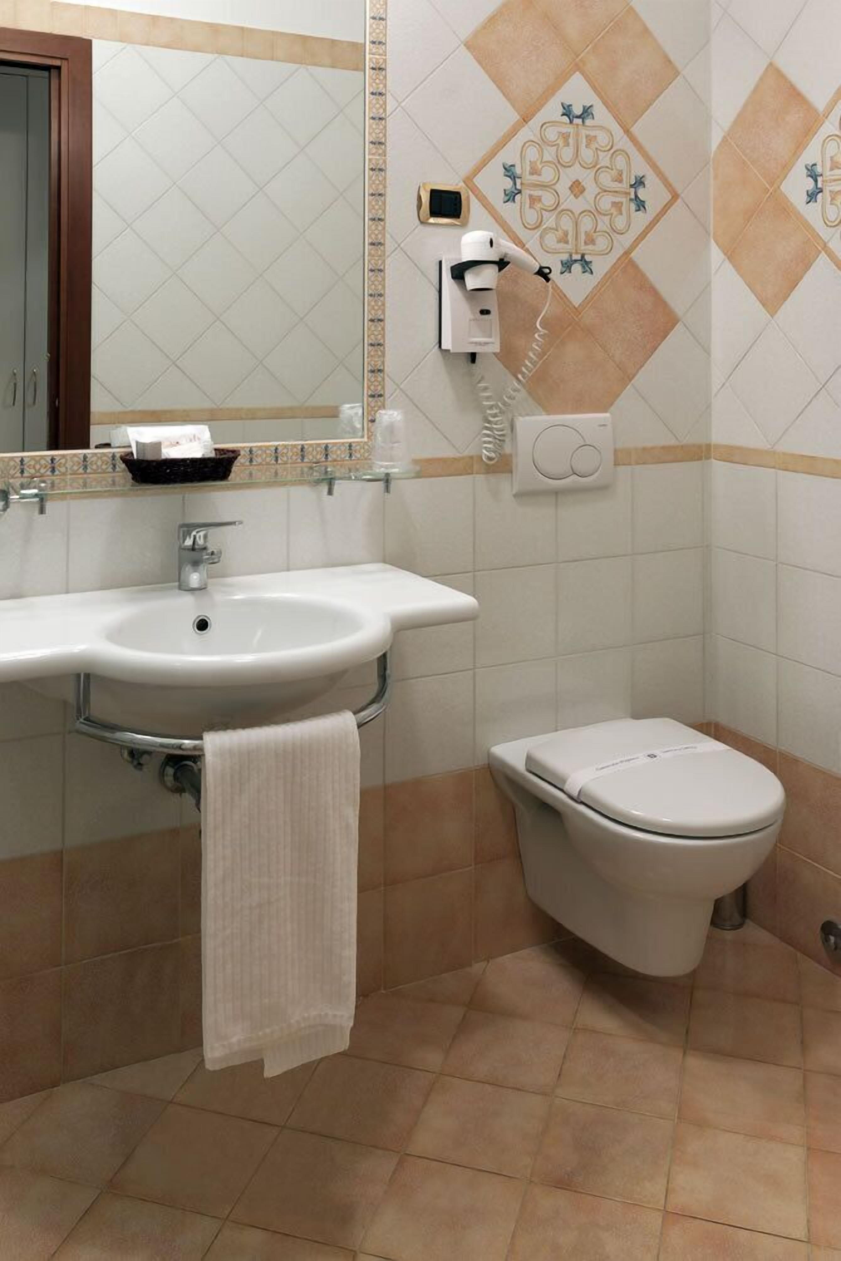 double room | bathroom | shower, free toiletries, hair dryer, bidet