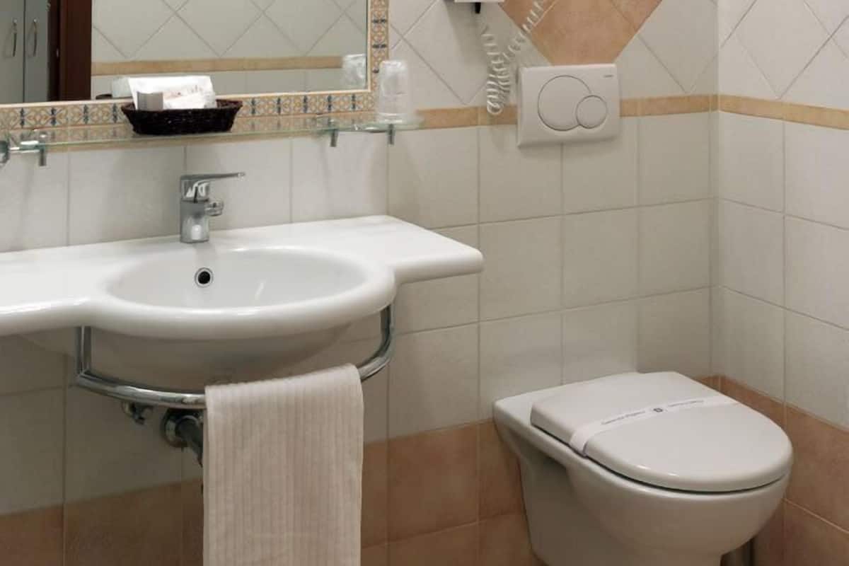 double room | bathroom | shower, free toiletries, hair dryer, bidet