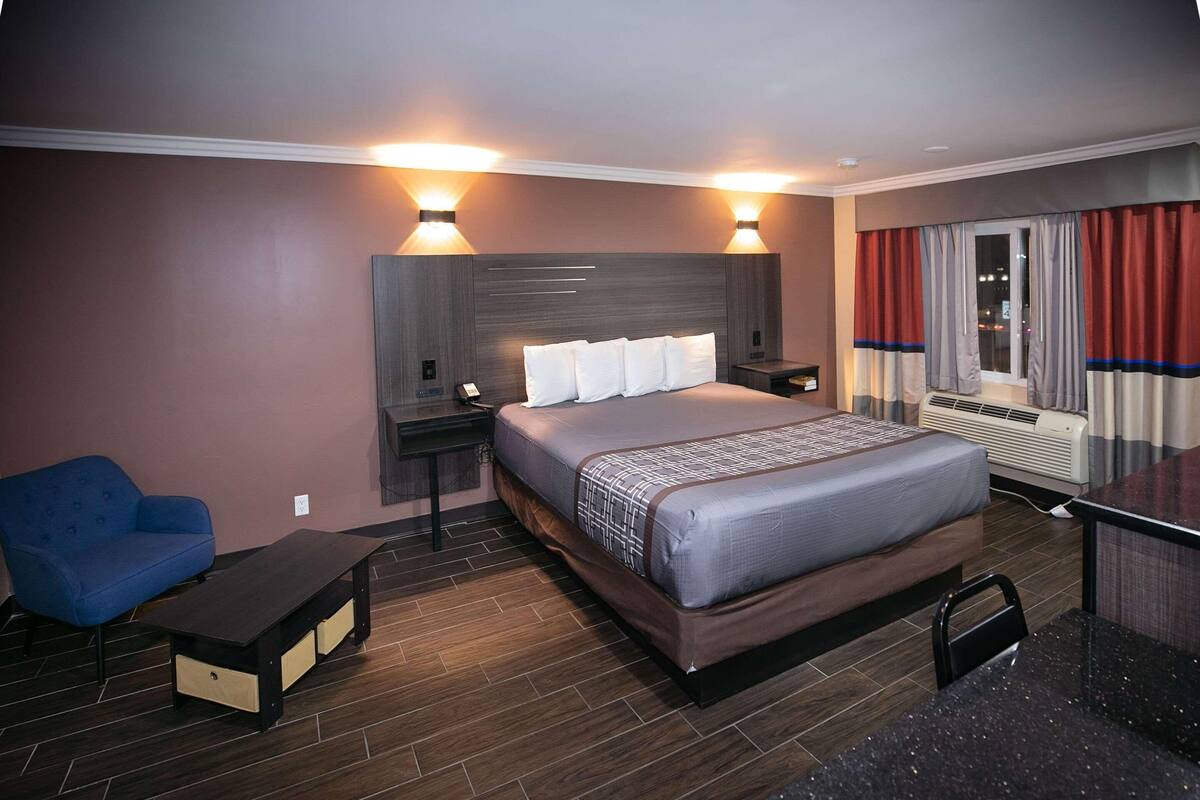 Camas con pillow-top, escritorio y tabla de planchar con plancha