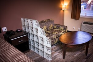 Colchones con pillow-top, escritorio y tabla de planchar con plancha 