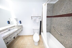 욕조, 무료 세면용품, 헤어드라이어, 타월