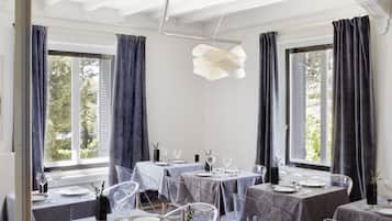 2 restaurants, serveren lunch, diner, Spaanse gerechten