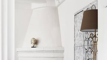 Un interior moderno con chimenea, arte abstracto y una lámpara de pie de metal.
