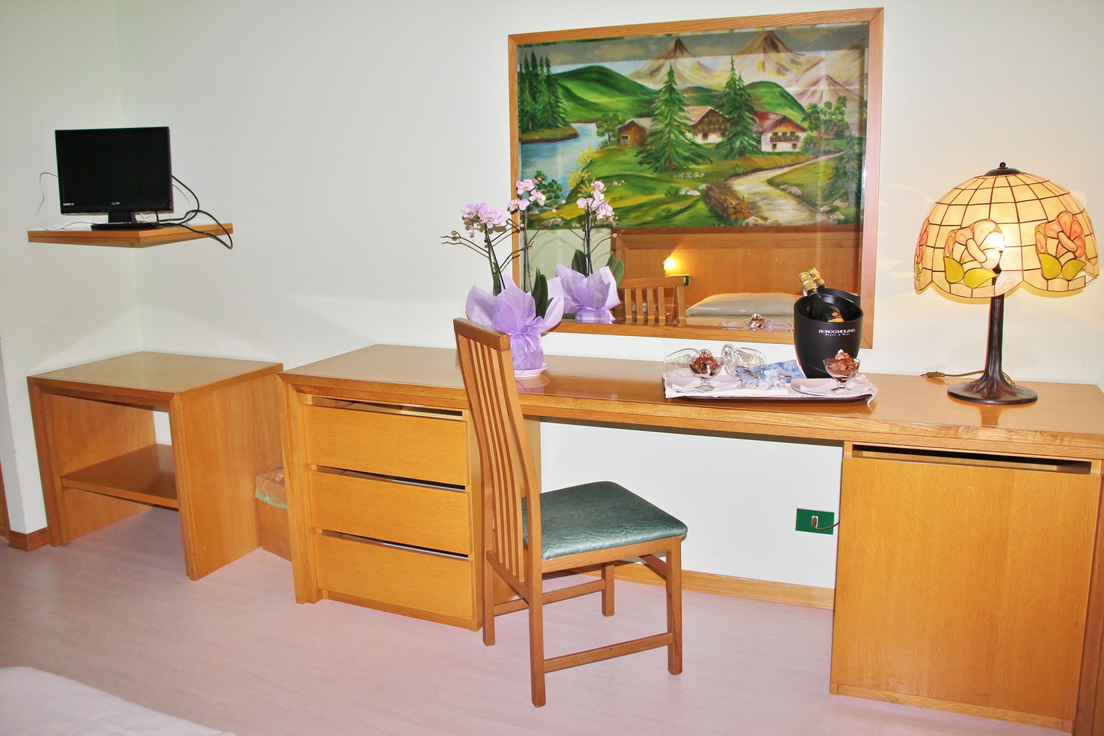 triple room | 1 bedroom, desk, bed sheets, wheelchair access