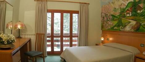 Triple Room | Desk, bed sheets, wheelchair access