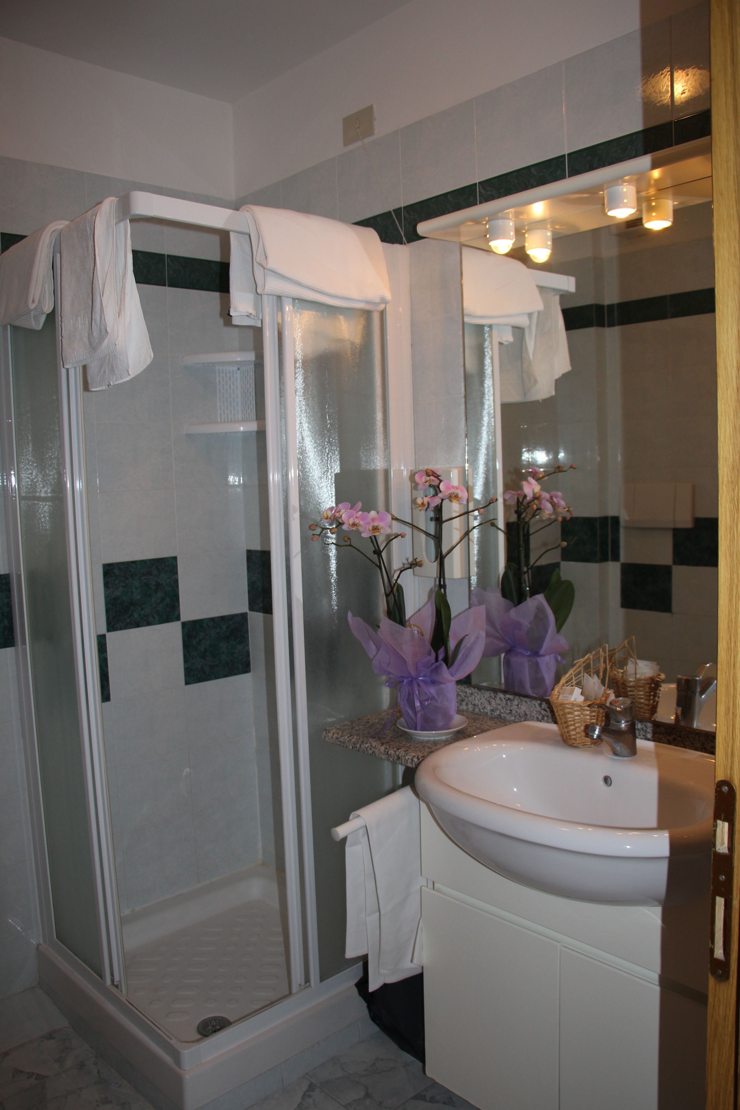 triple room | bathroom | shower, free toiletries, hair dryer, bidet