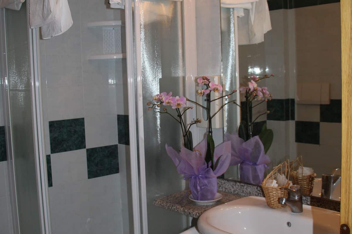 triple room | bathroom | shower, free toiletries, hair dryer, bidet