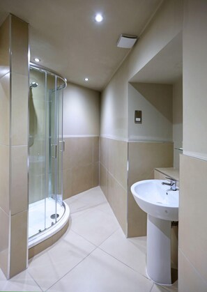 In-room safe, iron/ironing board, free cots/infant beds, free WiFi - Palmerston Suites (Edinburgh)