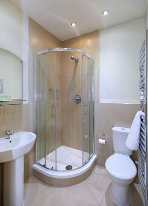Executive Suite | Bathroom | Free toiletries, hair dryer, towels - Palmerston Suites (Edinburgh)