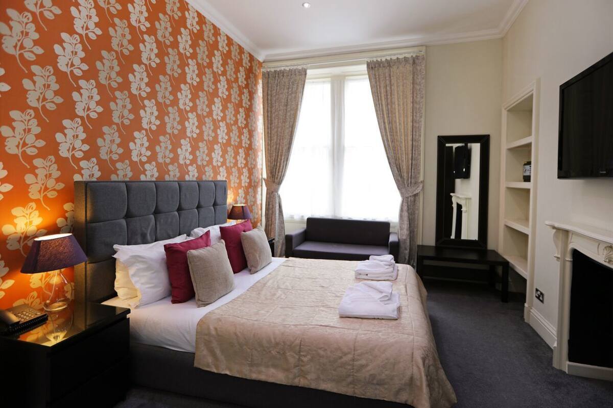 Luxury Suite | In-room safe, iron/ironing board, cribs (free), WiFi (free)