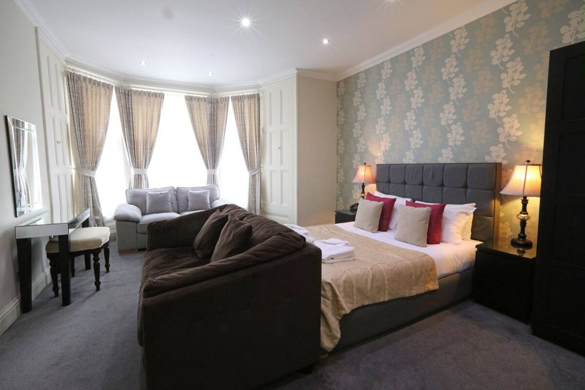 Executive Suite | In-room safe, iron/ironing board, cribs (free), WiFi (free)