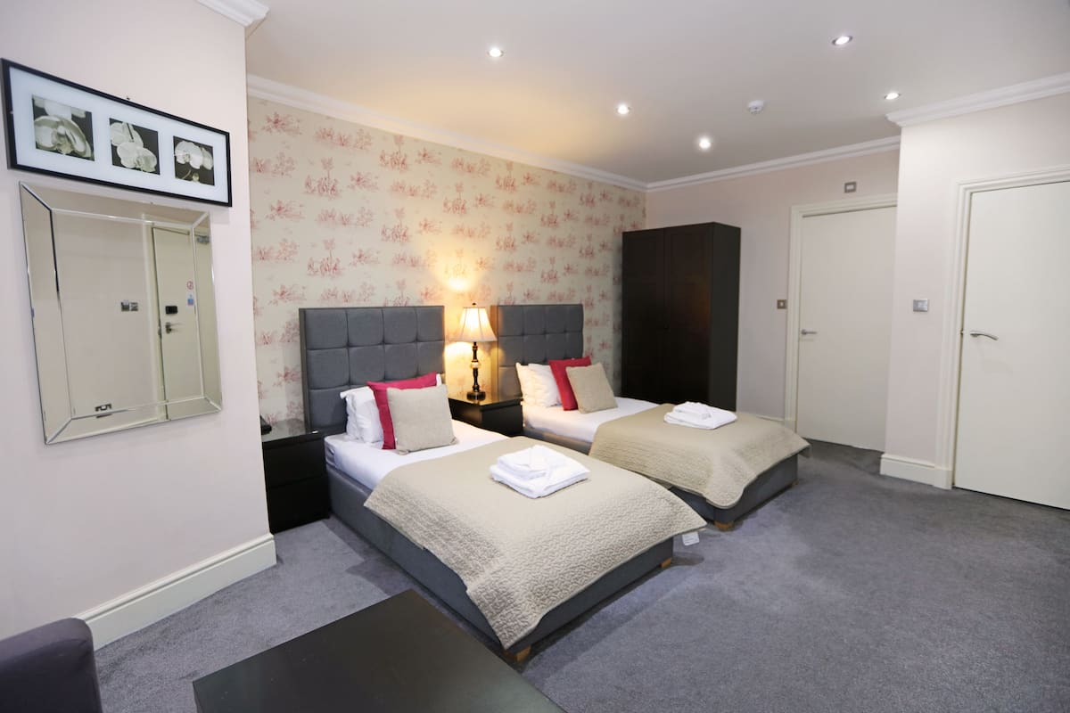 Deluxe Twin Suite | In-room safe, iron/ironing board, cribs (free), WiFi (free)