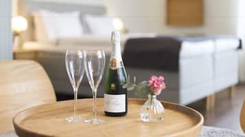 Allergitestade sängkläder, minibar och värdeförvaringsskåp på rummet