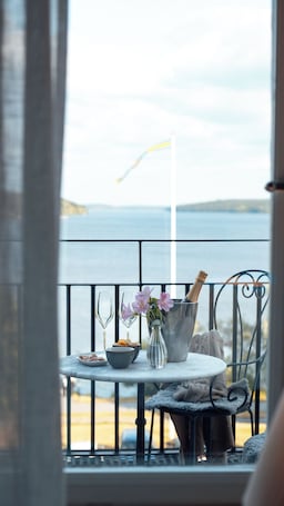 Sábanas de algodón egipcio, ropa de cama de alta calidad y minibar . 1909 Sigtuna Stads Hotell