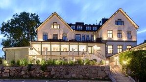 A large, two-story building with a stone facade and multiple windows. - Sigtuna Stadshotell (Sigtuna)