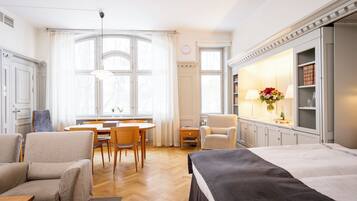 ملاءات من القطن المصري وأغطية فراش متميزة وميني بار وخزنة داخل الغرفة