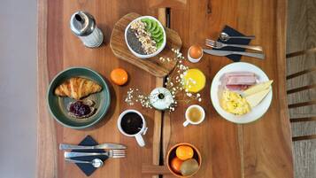 Dagelijks ontbijtbuffet (EUR 13.9 per persoon)