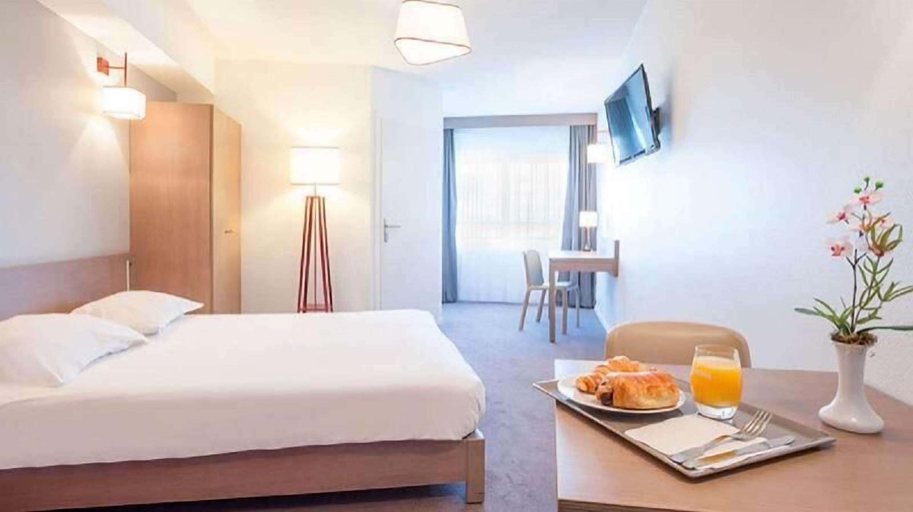 Een bureau, een strijkplank/strijkijzer, gratis wifi, beddengoed