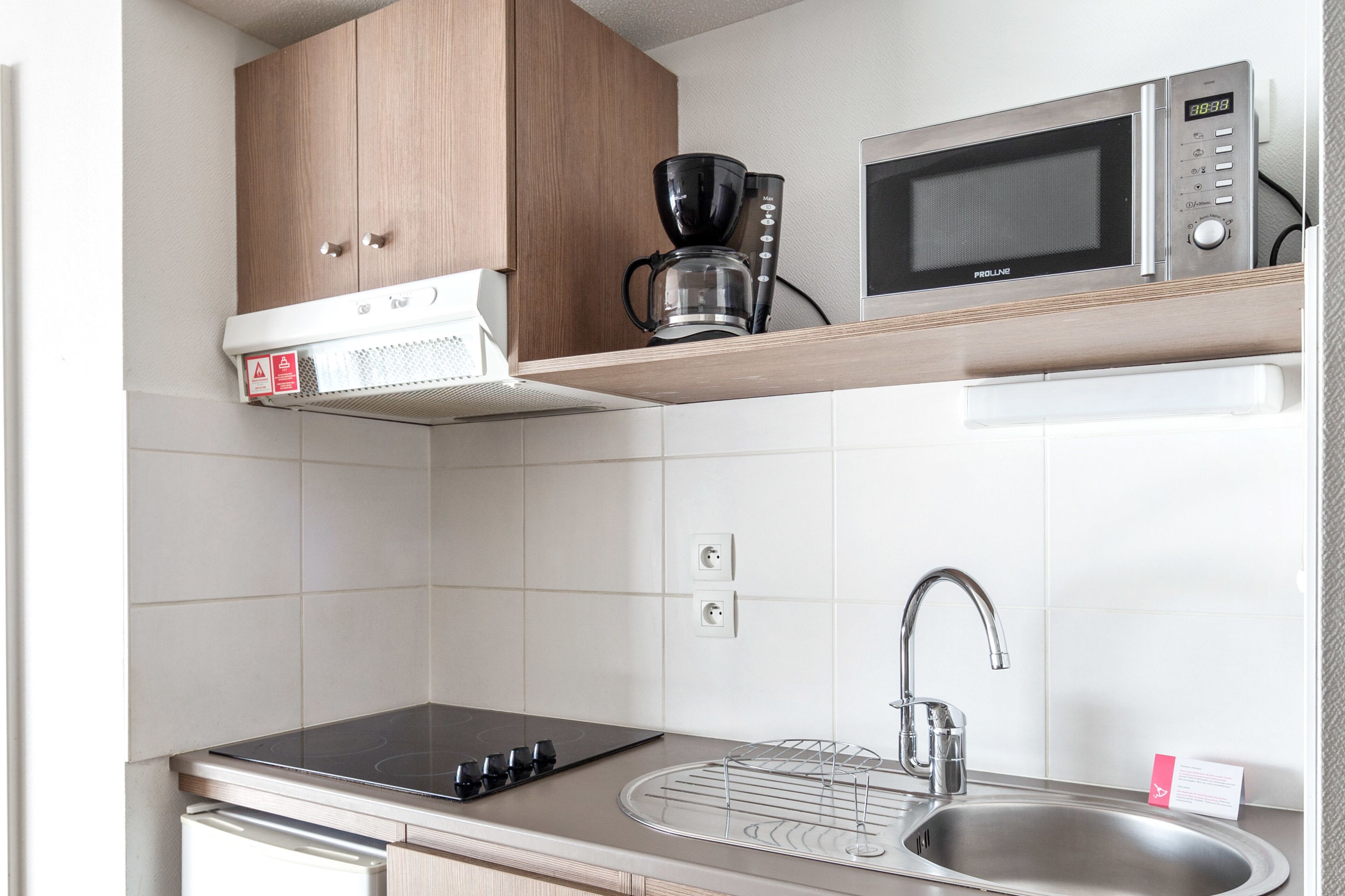 Réfrigérateur, micro-ondes, plaque de cuisson, lave-vaisselle