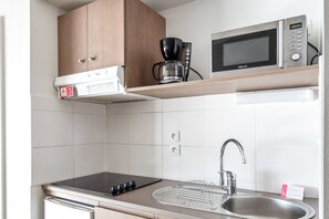 Fridge, microwave, stovetop, dishwasher - Appart'City Confort Mulhouse (Mulhouse)