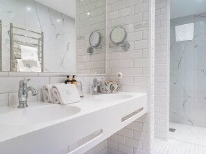 Superior Double Room | Bathroom