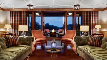 42-英寸纯平电视（配备卫星频道）、电视、iPod 基座