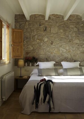 Minibar, individually decorated, desk, soundproofing - Rusticae Hotel Aldearroqueta (Culla)
