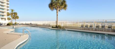Una piscina techada, 2 piscinas al aire libre
