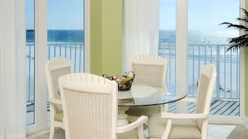 Condo, 3 Bedrooms, 2 Bathrooms, Sea Facing | In-room dining