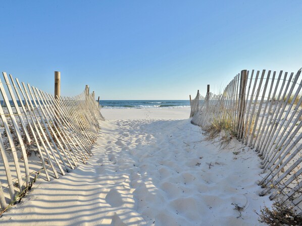 Rannalla, valkoista hiekkaa, aurinkotuoleja, aurinkovarjoja