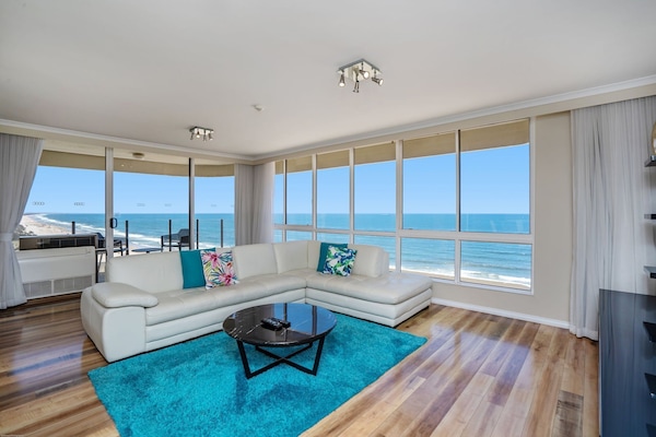 4.5 Star Beachfront Apartment | Living area