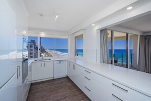 Refrigerador, microondas, placa de cocina, lavavajillas