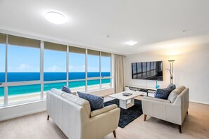 4 Star Beachfront Apartment | リビング エリア | テレビ、DVD プレーヤー