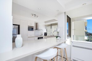 Refrigerador, microondas, placa de cocina, lavavajillas