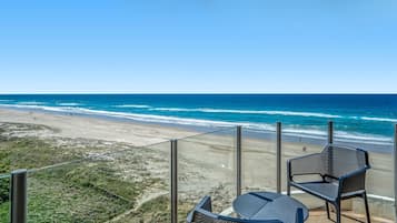 4 Star Beachfront Apartment | Terrace/patio