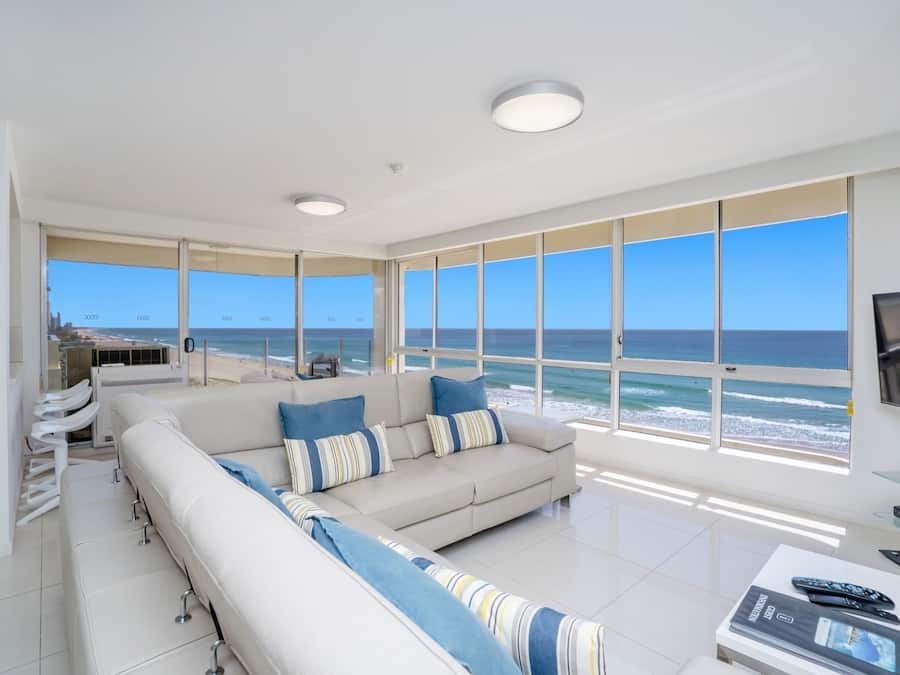 4.5 Star Beachfront Apartment | Área de estar | TV, DVD player