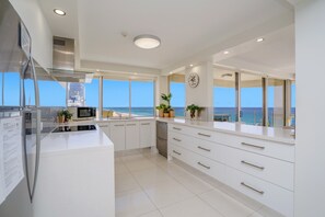 4.5 Star Beachfront Apartment | 専用キッチン | 冷蔵庫、電子レンジ、コンロ、食器洗い機